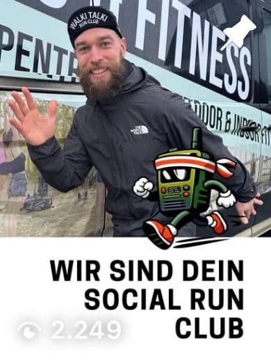Marcel vom WALKI TALKI RUN CLUB mit dem laufenden Club-Maskottchen und dem Schriftzug „Wir sind dein Social Run Club“.